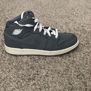 size 6.5 Jordan 1s mid cool grey.